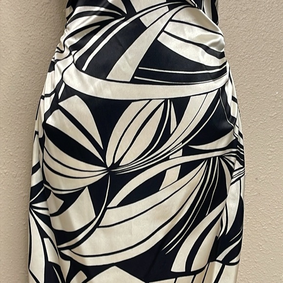 Maggy London Women’s Abstract Cap Sleeve Fitted V-Neck Satin Dress Ruched Sz 6 - Picture 3 of 10